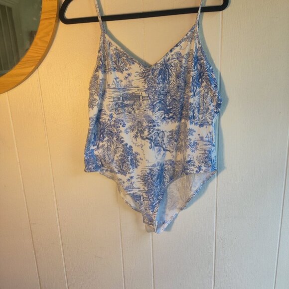 Bodysuit by H&M in blue and white flowers and zoo animals, 95% cotton,with Snaps - Picture 3 of 5